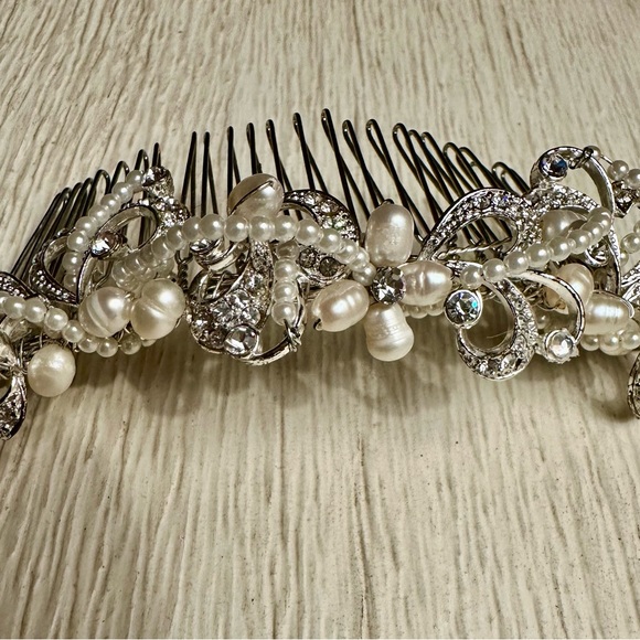 Elegant Silver and Pearl Hair Comb - Picture 5 of 9